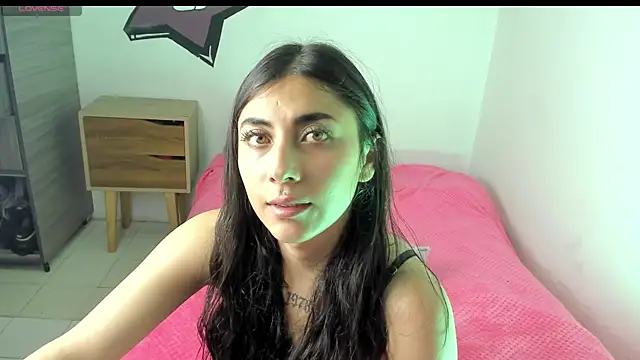 Snapshot of Alanaloiiss_ chatting on 06.24.26 Alanaloiiss online show from 06.24.26