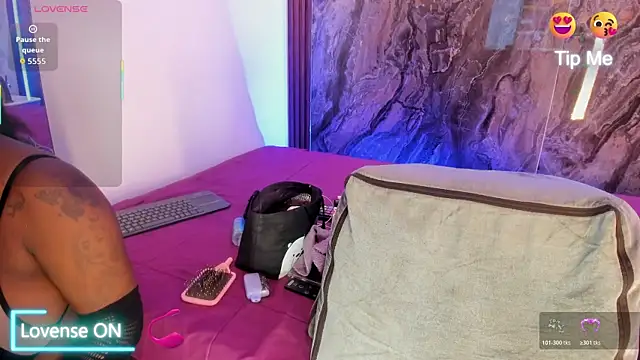 MiiaaCollinss online show from 11.11.25