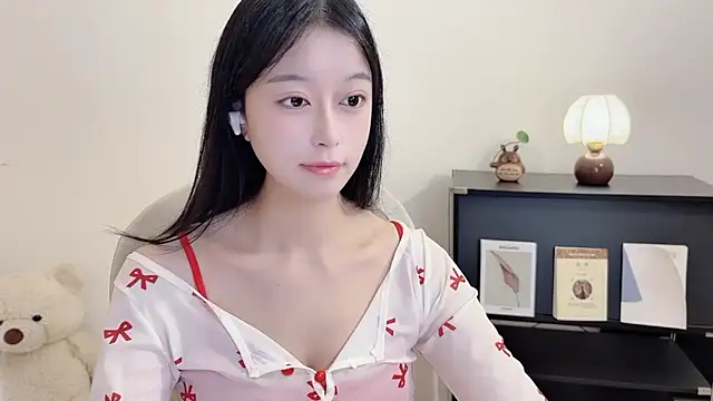 Snapshot of Onechestnut chatting on 10.15.25 Onechestnut online show from 10.15.25