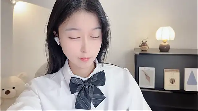 Snapshot of Onechestnut chatting on 10.27.25 Onechestnut online show from 10.27.25