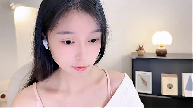 Snapshot of Onechestnut chatting on 11.02.25 Onechestnut online show from 11.02.25