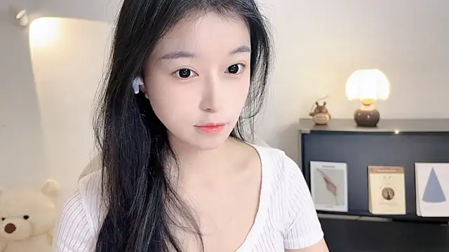 Snapshot of Onechestnut chatting on 11.04.25 Onechestnut online show from 11.04.25