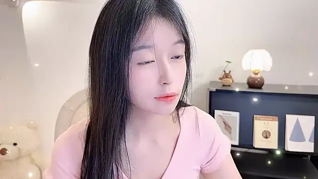 Snapshot of Onechestnut chatting on 11.12.25 Onechestnut online show from 11.12.25