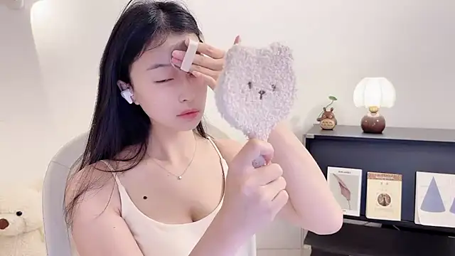 Snapshot of Onechestnut chatting on 11.15.25 Onechestnut online show from 11.15.25