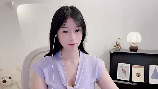 Snapshot of Onechestnut chatting on 11.17.25 Onechestnut online show from 11.17.25