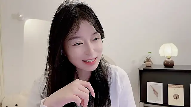 Snapshot of Onechestnut chatting on 11.18.25 Onechestnut online show from 11.18.25