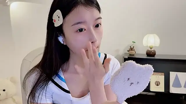 Snapshot of Onechestnut chatting on 11.24.25 Onechestnut online show from 11.24.25