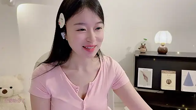 Snapshot of Onechestnut chatting on 11.28.25 Onechestnut online show from 11.28.25