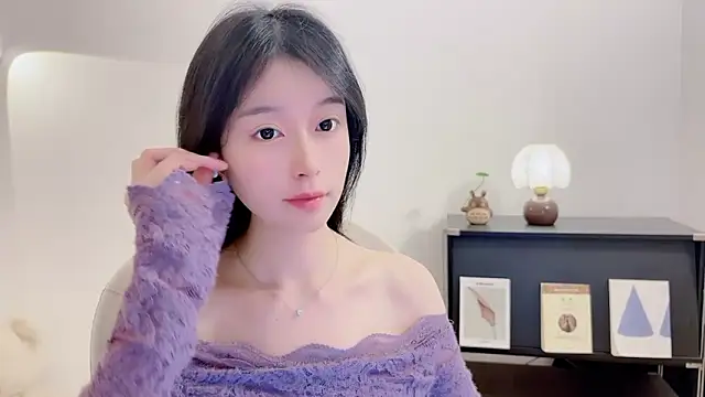 Snapshot of Onechestnut chatting on 11.30.25 Onechestnut online show from 11.30.25