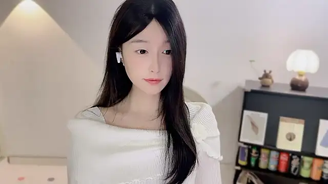 Snapshot of Onechestnut chatting on 12.20.25 Onechestnut online show from 12.20.25