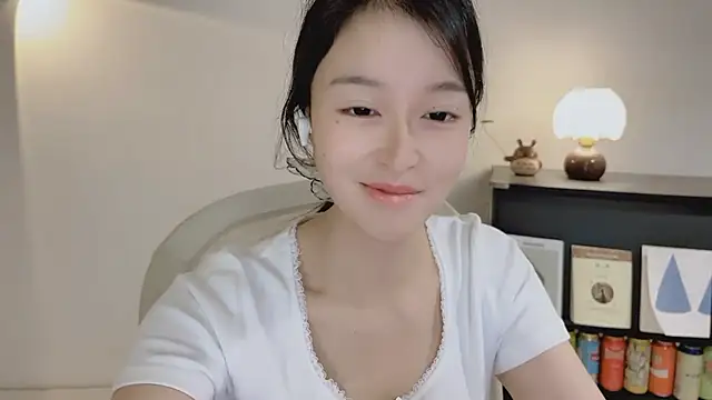 Snapshot of Onechestnut chatting on 04.16.26 Onechestnut online show from 04.16.26