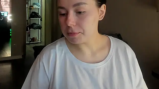 Snapshot of Di_na_Bell chatting on 04.30.26 Di na Bell online show from 04.30.26