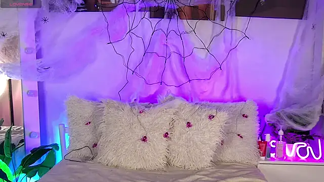 AlysonHuxley  online show from 10.30.25