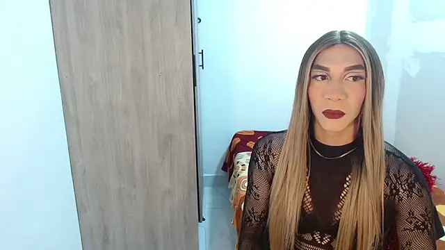 Snapshot of couple_vzl chatting on 10.25.25 couple vzl online show from 10.25.25