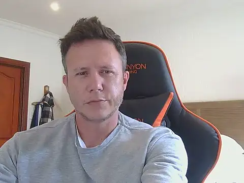 Snapshot of TroyDieselXXX chatting on 11.07.25 TroyDieselXXX online show from 11.07.25