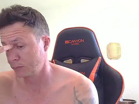 Snapshot of TroyDieselXXX chatting on 11.21.25 TroyDieselXXX online show from 11.21.25