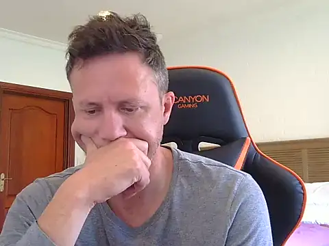 Snapshot of TroyDieselXXX chatting on 11.22.25 TroyDieselXXX online show from 11.22.25