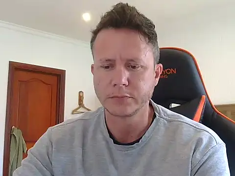 Snapshot of TroyDieselXXX chatting on 11.25.25 TroyDieselXXX online show from 11.25.25