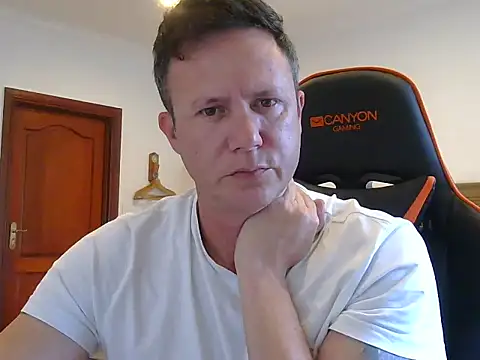 Snapshot of TroyDieselXXX chatting on 12.17.25 TroyDieselXXX online show from 12.17.25