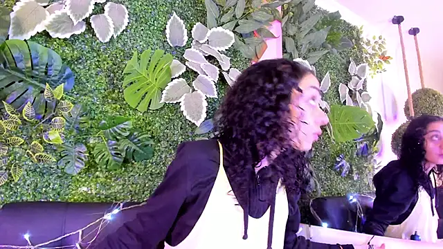 CurlyWeeds online show from 10.08.25