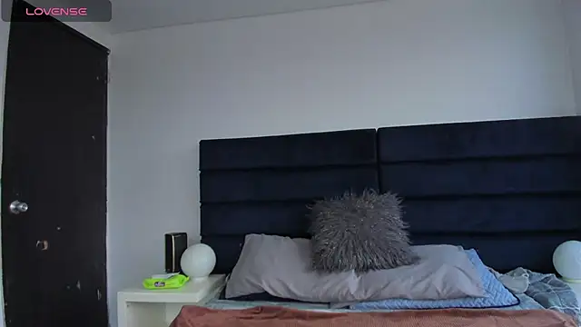 CHARLOTTE KNOX online show from 09.12.25