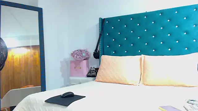 KimScarleth online show from 12.17.25