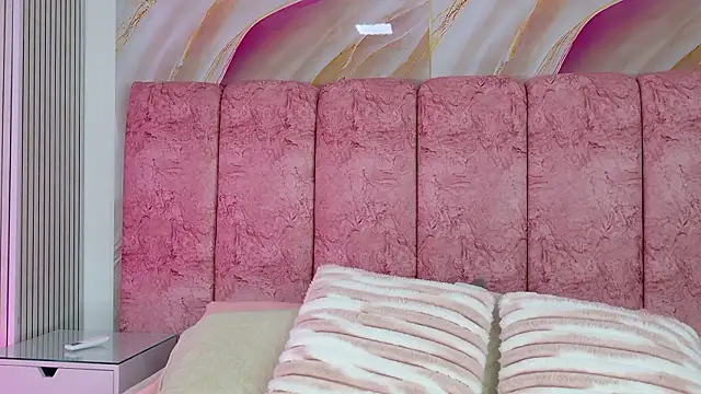 Snapshot of emmacurvy chatting on 02.18.26 emmacurvy online show from 02.18.26