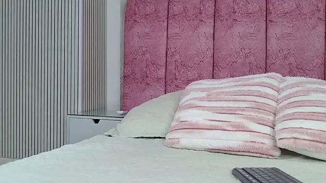 Snapshot of emmacurvy chatting on 02.25.26 emmacurvy online show from 02.25.26