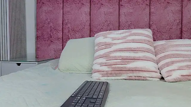 Snapshot of emmacurvy chatting on 02.26.26 emmacurvy online show from 02.26.26