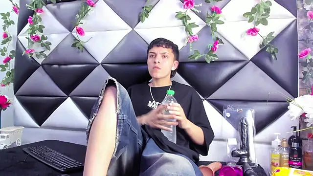 Snapshot of Megan_Thompson_ chatting on 11.19.25 Megan Thompson online show from 11.19.25