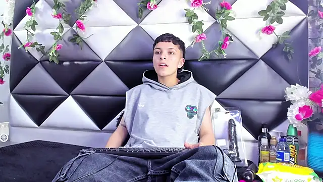 Snapshot of Megan_Thompson_ chatting on 12.05.25 Megan Thompson online show from 12.05.25