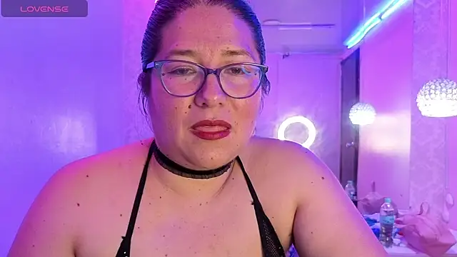 Snapshot of scarlett_widow_ chatting on 05.27.26 scarlett widow online show from 05.27.26