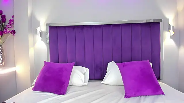 QetziaStoun online show from 09.30.25