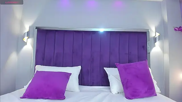 QetziaStoun online show from 10.18.25