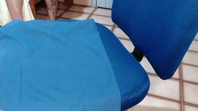 Snapshot of Stronggsexy chatting on 12.17.25 Stronggsexy online show from 12.17.25