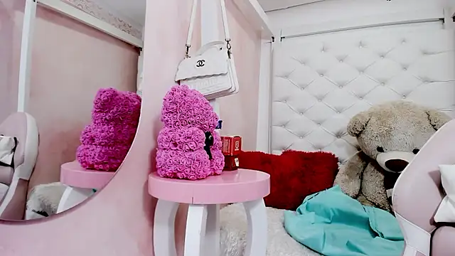 Snapshot of eimy_skinny_ chatting on 02.20.26 eimy skinny online show from 02.20.26