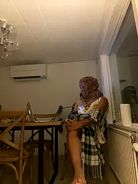 Snapshot of latina-pene chatting on 12.16.25 latina-pene online show from 12.16.25