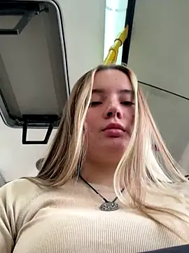 Snapshot of StephanieMur chatting on 09.22.25 StephanieMur online show from 09.22.25