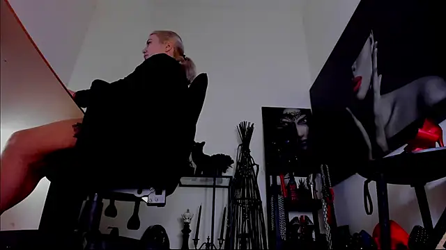 Snapshot of demisweet chatting on 02.15.26 demisweet online show from 02.15.26