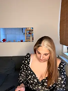 Snapshot of Katherine_Leyla chatting on 11.26.25 Katherine Leyla online show from 11.26.25