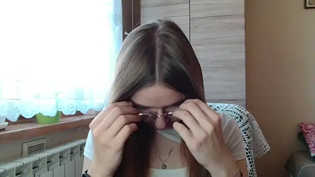 LooveELLYx online show from 11.04.25