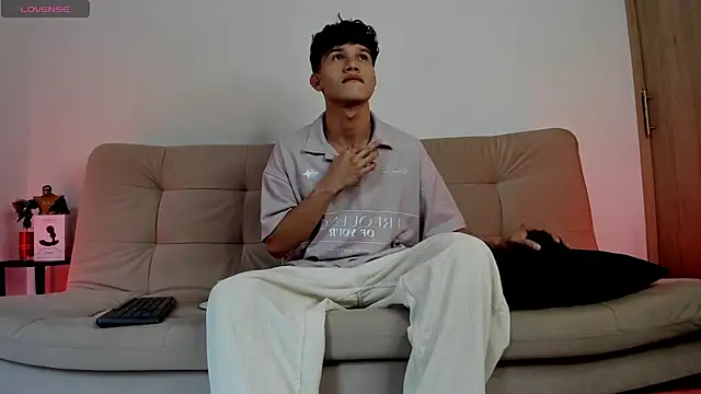 Snapshot of 2Amateur_Guys chatting on 11.06.25 2Amateur Guys online show from 11.06.25