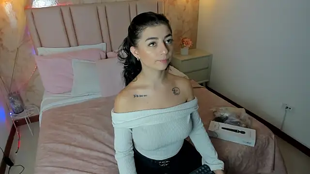 Snapshot of anntonella_watson chatting on 10.21.25 anntonella watson online show from 10.21.25