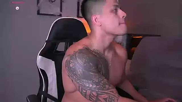 Snapshot of tyler_muscle1 chatting on 10.22.25 tyler muscle1 online show from 10.22.25