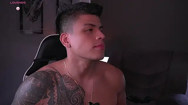 Snapshot of tyler_muscle1 chatting on 10.24.25 tyler muscle1 online show from 10.24.25