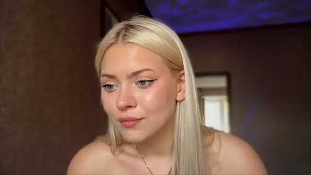 Snapshot of AliceOceanEye chatting on 09.15.25 AliceOceanEye online show from 09.15.25
