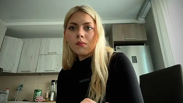 Snapshot of AliceOceanEye chatting on 10.05.25 AliceOceanEye online show from 10.05.25