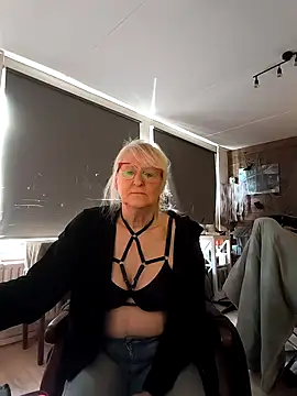 Snapshot of SexyKato001 chatting on 11.06.25 SexyKato001 online show from 11.06.25