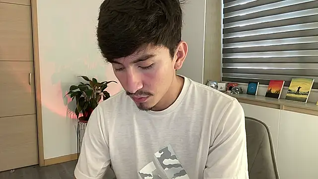 Snapshot of sweettaaron01 chatting on 10.28.25 sweettaaron01 online show from 10.28.25