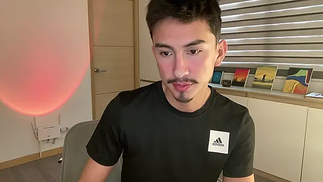 Snapshot of sweettaaron01 chatting on 11.10.25 sweettaaron01 online show from 11.10.25